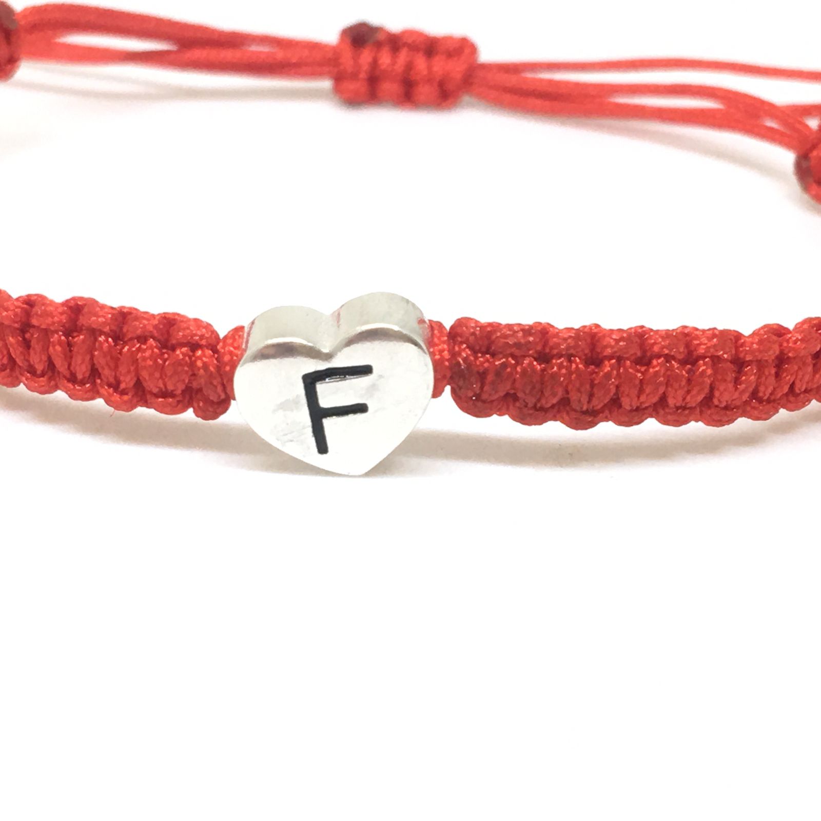 PULSERA MACRAME CON DIJE CORAZON LETRA L, HILO ROJO - BlueMoon Joyas